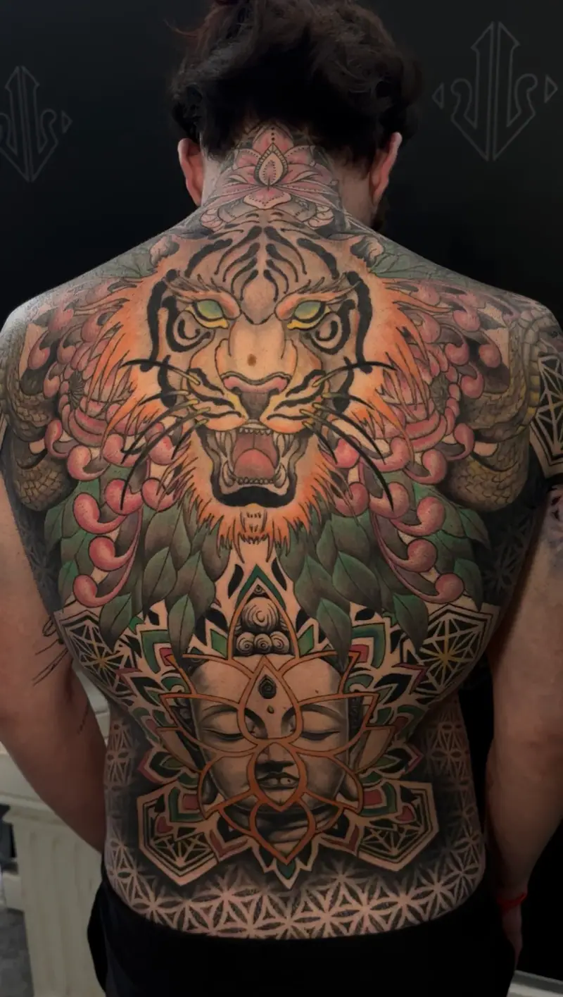 Tatuaje blackwork geométrico de espalda con tigre y mandala