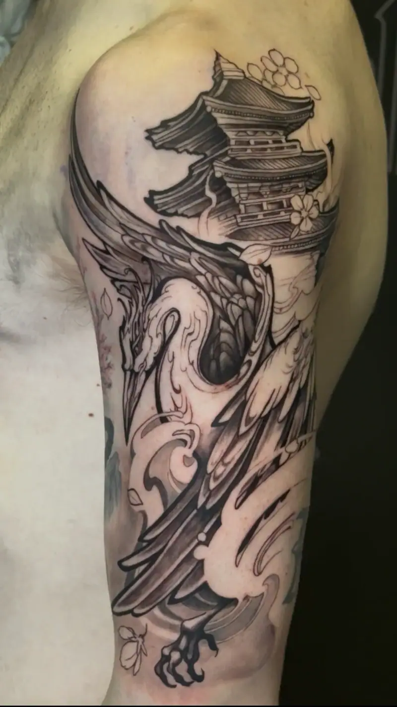 Tatuaje blackwork de grulla japonesa con templo
