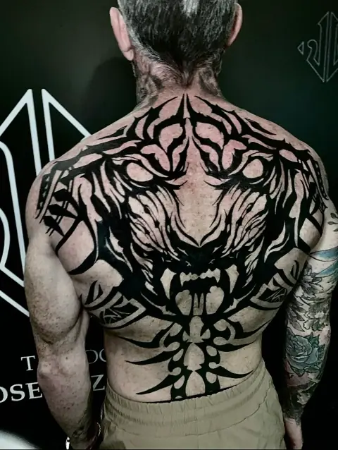 Tatuaje blackwork y geométrico «Bestia Tribal» — La Kantera, Alzira