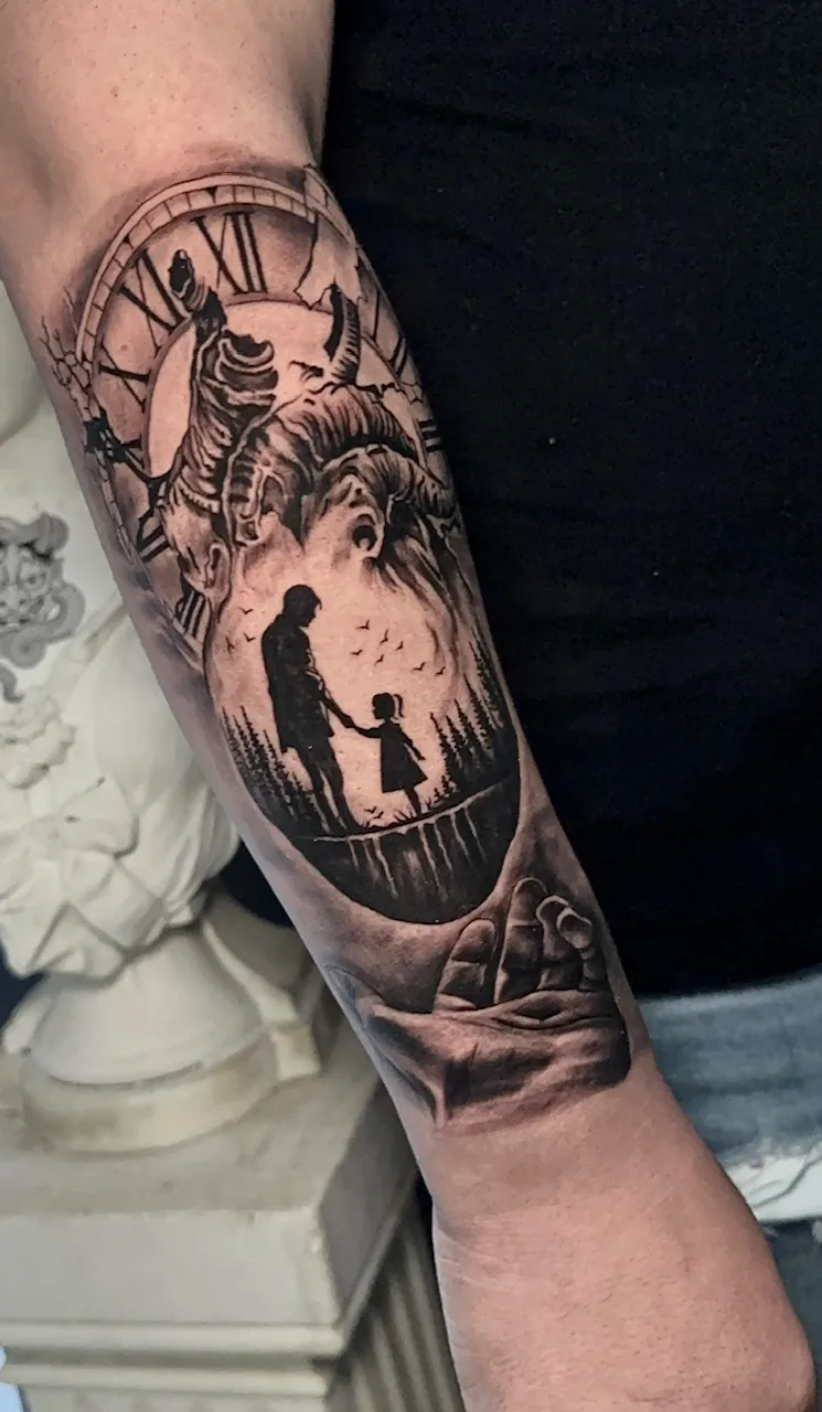 Tatuaje blackwork de reloj romano con siluetas familiares