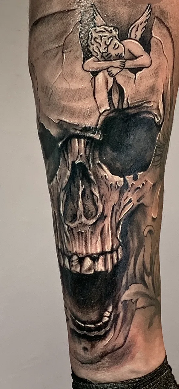 Cover up de calavera con ángel en black & grey