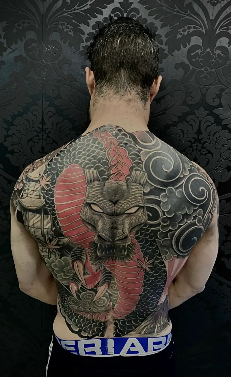 Cover up de espalda completa estilo japonés con dragón