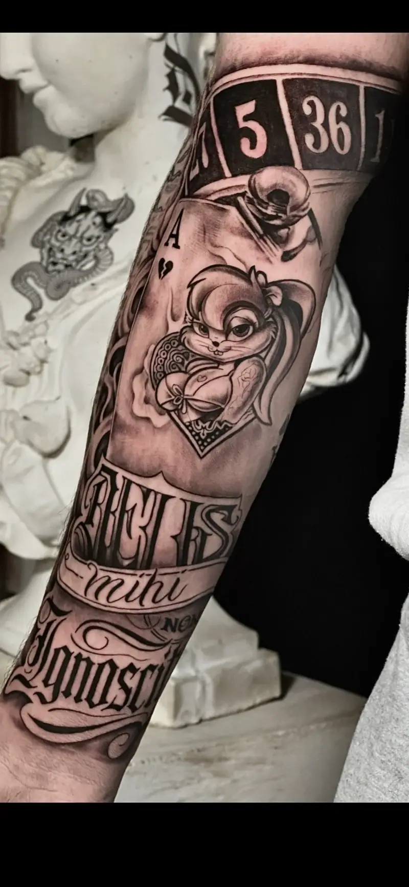 Tatuaje de lettering con estética de casino, ruleta y cartas