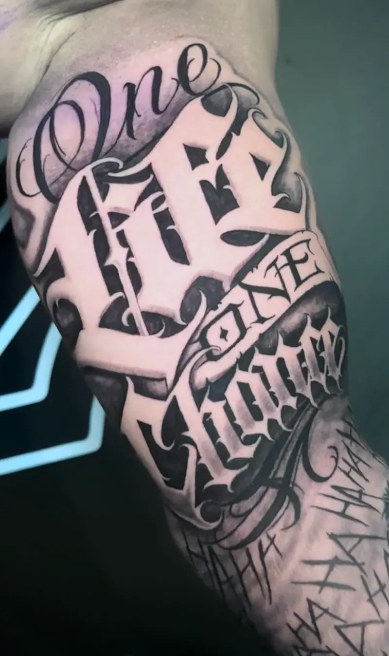Tatuaje de lettering blackwork «One Life»