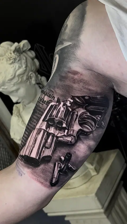 Tatuaje de realismo black & grey — La Kantera, Alzira