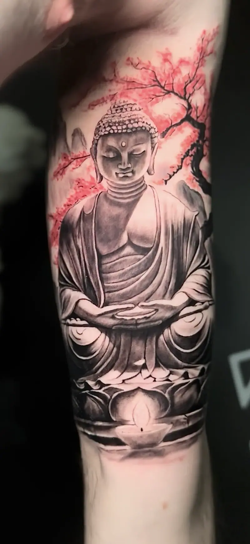 Tatuaje realista de Buda meditando bajo un cerezo rojo