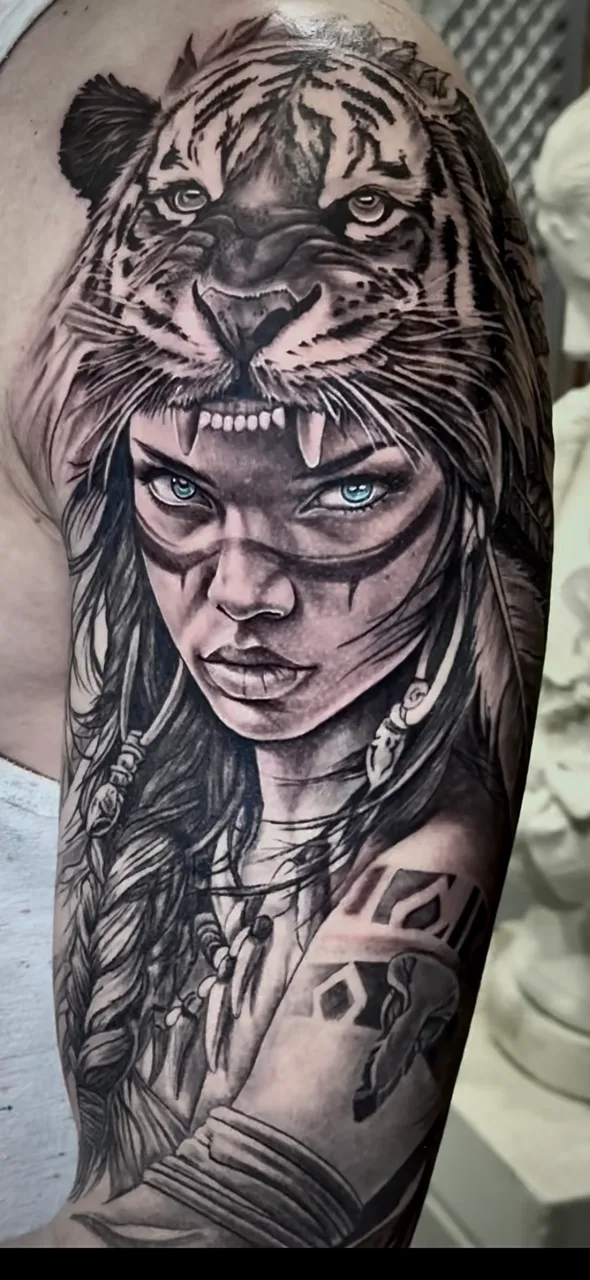 Tatuaje de realismo black & grey de guerrera con tocado de tigre