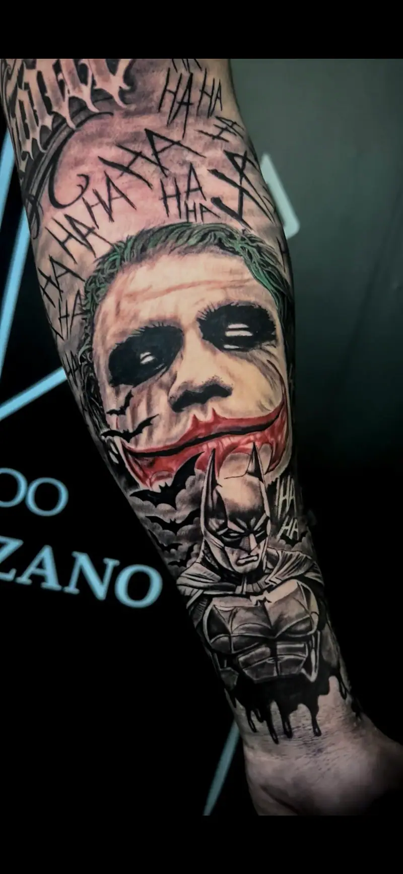 Tatuaje realista del Joker y Batman en black & grey