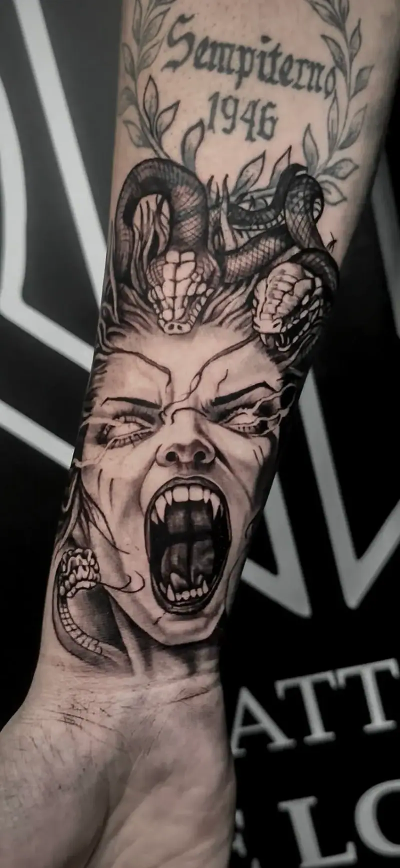 Tatuaje realista de Medusa gritando, con serpientes