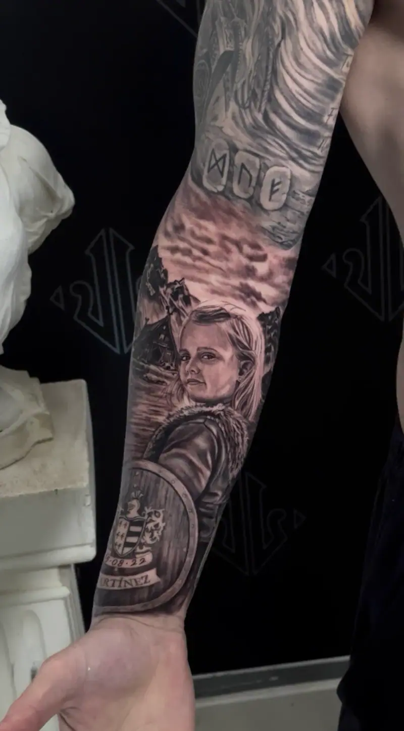 Tatuaje retrato de una niña como guerrera vikinga, black & grey