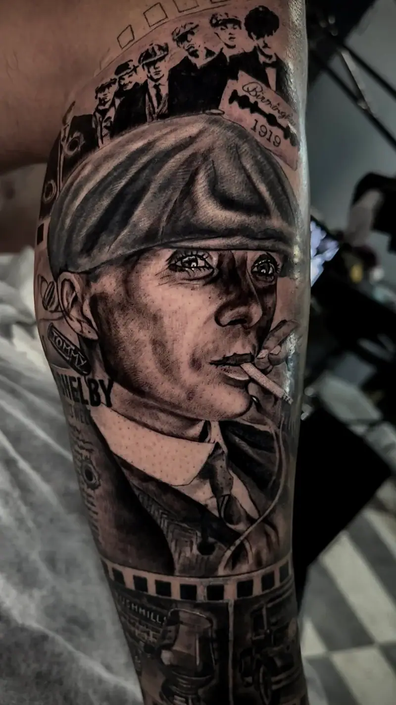 Tatuaje retrato de Thomas Shelby en black & grey