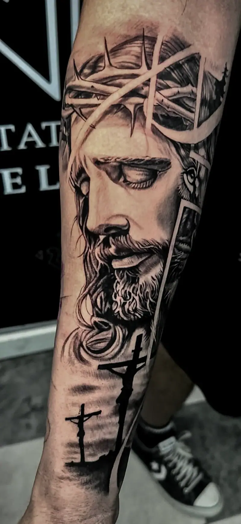 Tatuaje retrato de Jesucristo con fragmentos geométricos