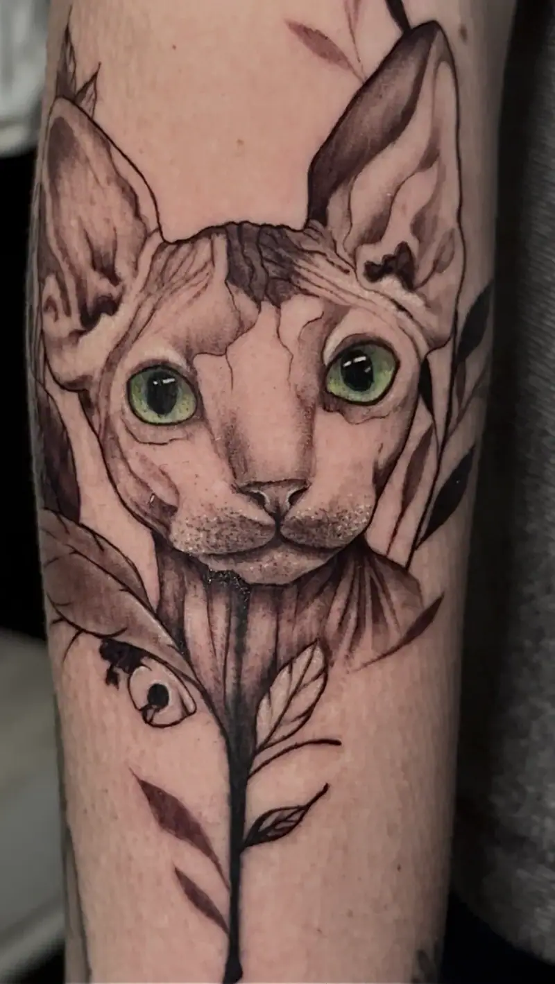 Tatuaje retrato de un gato egipcio de ojos verdes