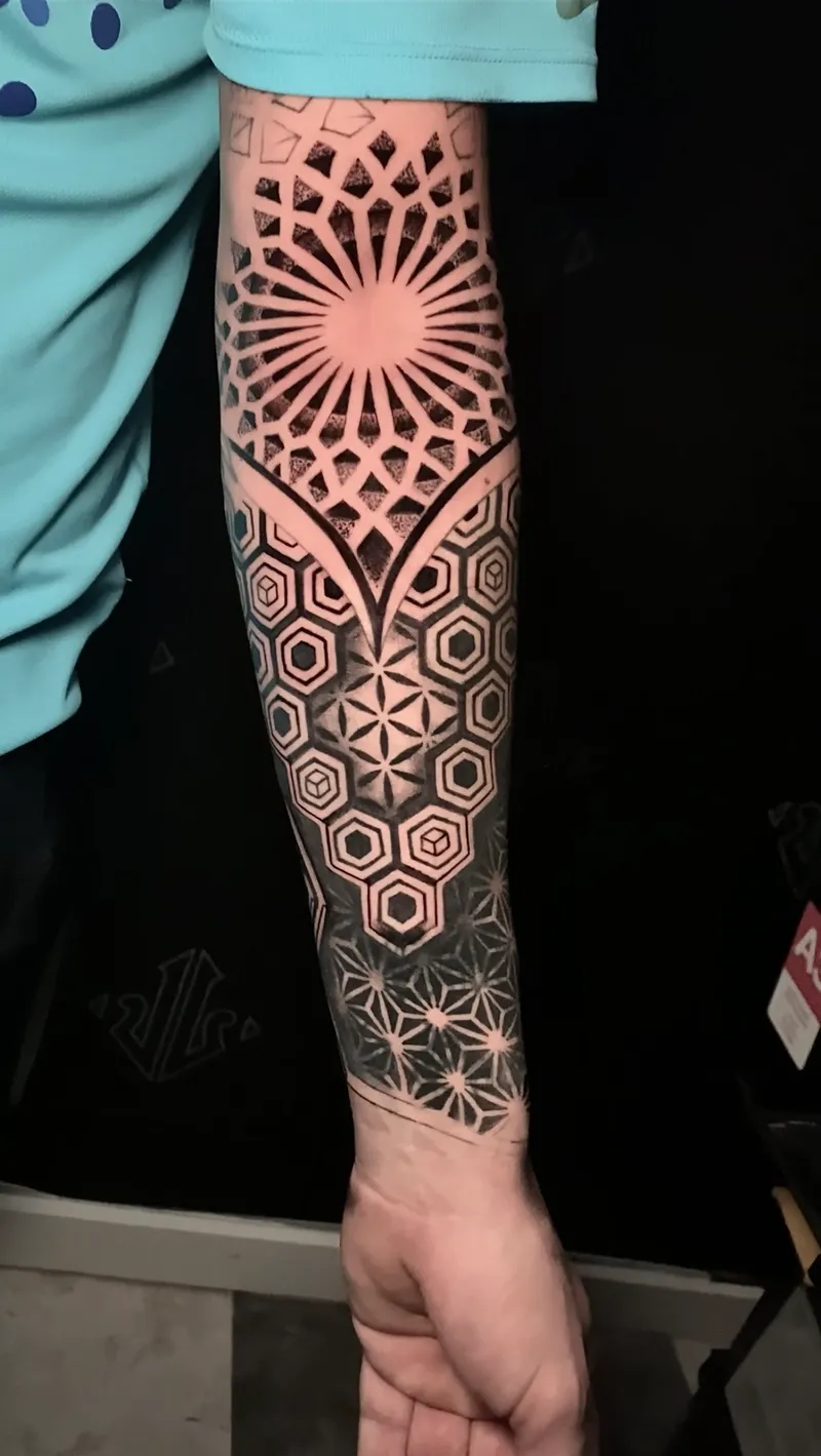 Cover up geométrico en negro sólido con simetría y espacios negativos