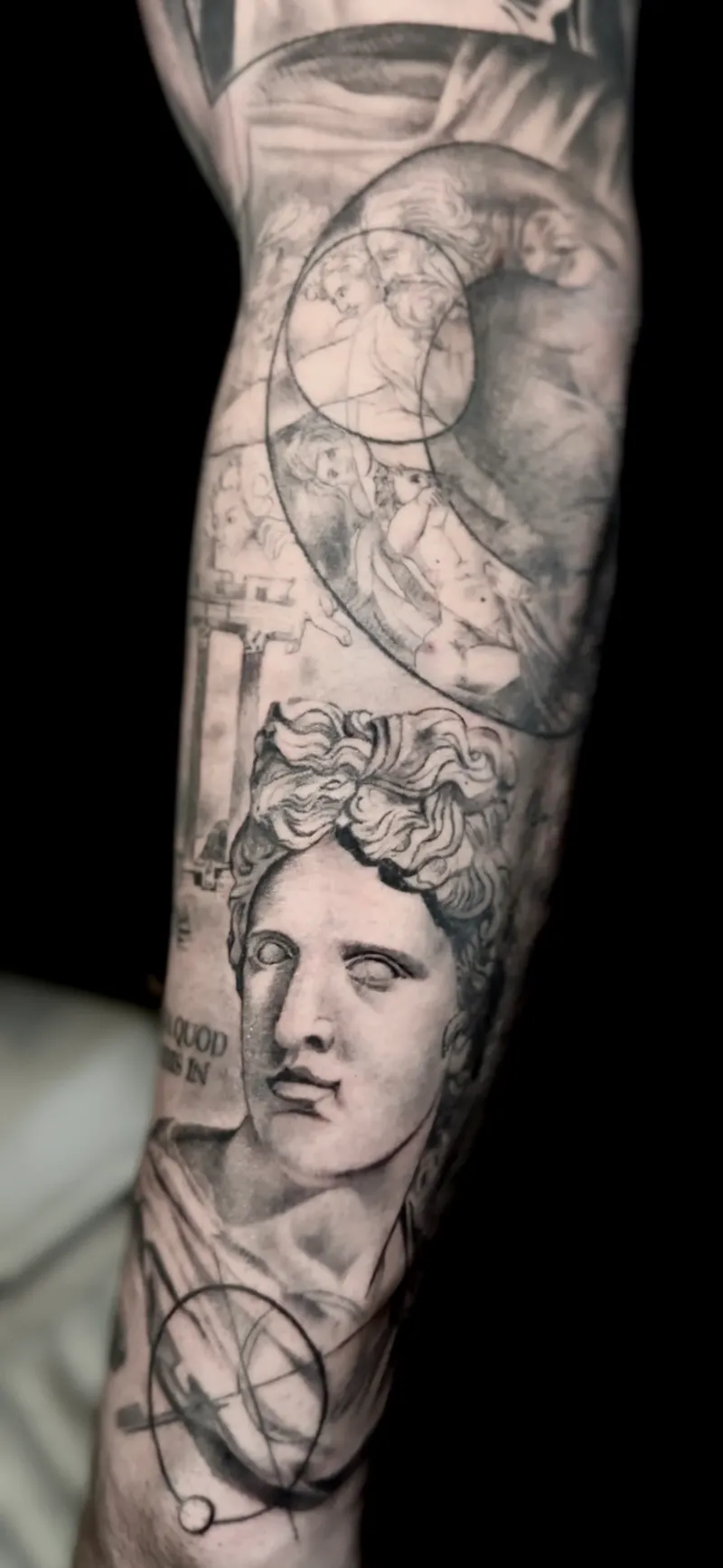 Tatuaje curado en negro y gris de escultura clásica romana en el brazo