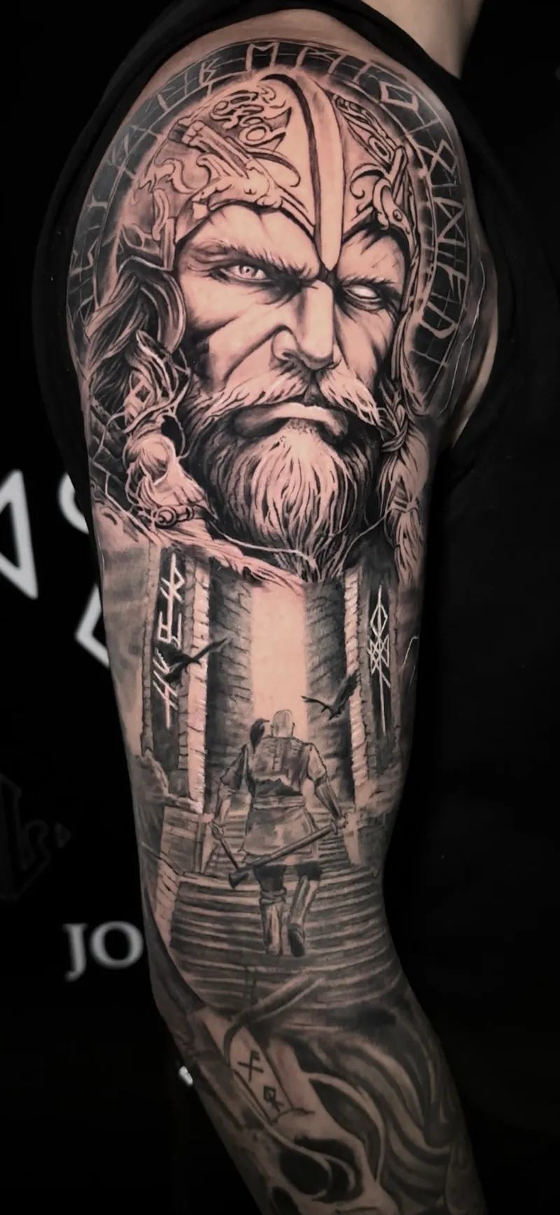 Tatuaje curado en realismo negro y gris de guerrero nórdico en brazo completo