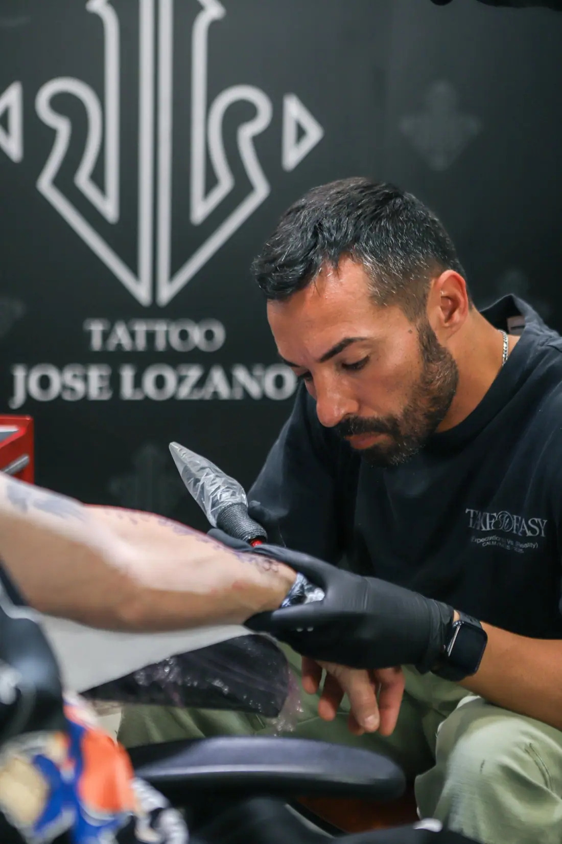 José Lozano, tatuador de La Kantera del Tattoo Estudio, tatuando en Alzira