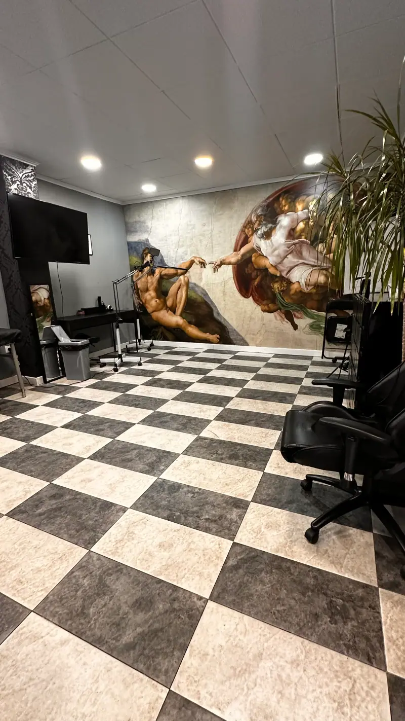 Sala principal del estudio con mural y suelo ajedrezado