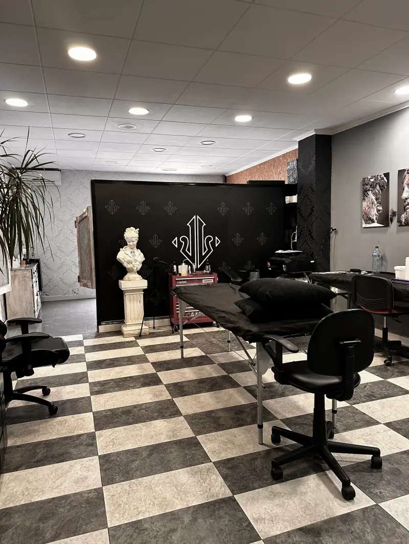Cabina de tatuaje con busto y camilla